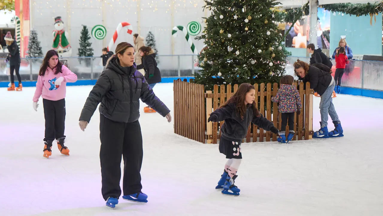 Pista de Hielo en la Plaza del Castillo de Pamplona. IÑIGO ALZUGARAY