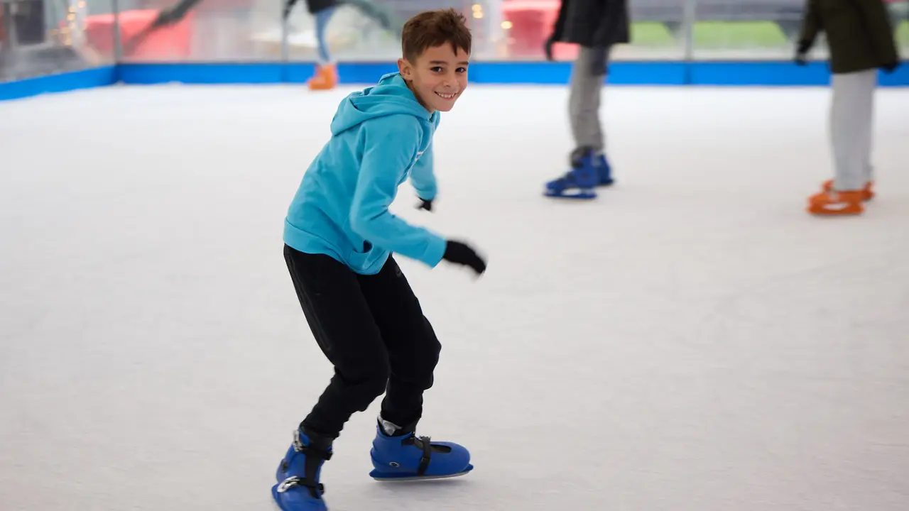 Pista de Hielo en la Plaza del Castillo de Pamplona. IÑIGO ALZUGARAY
