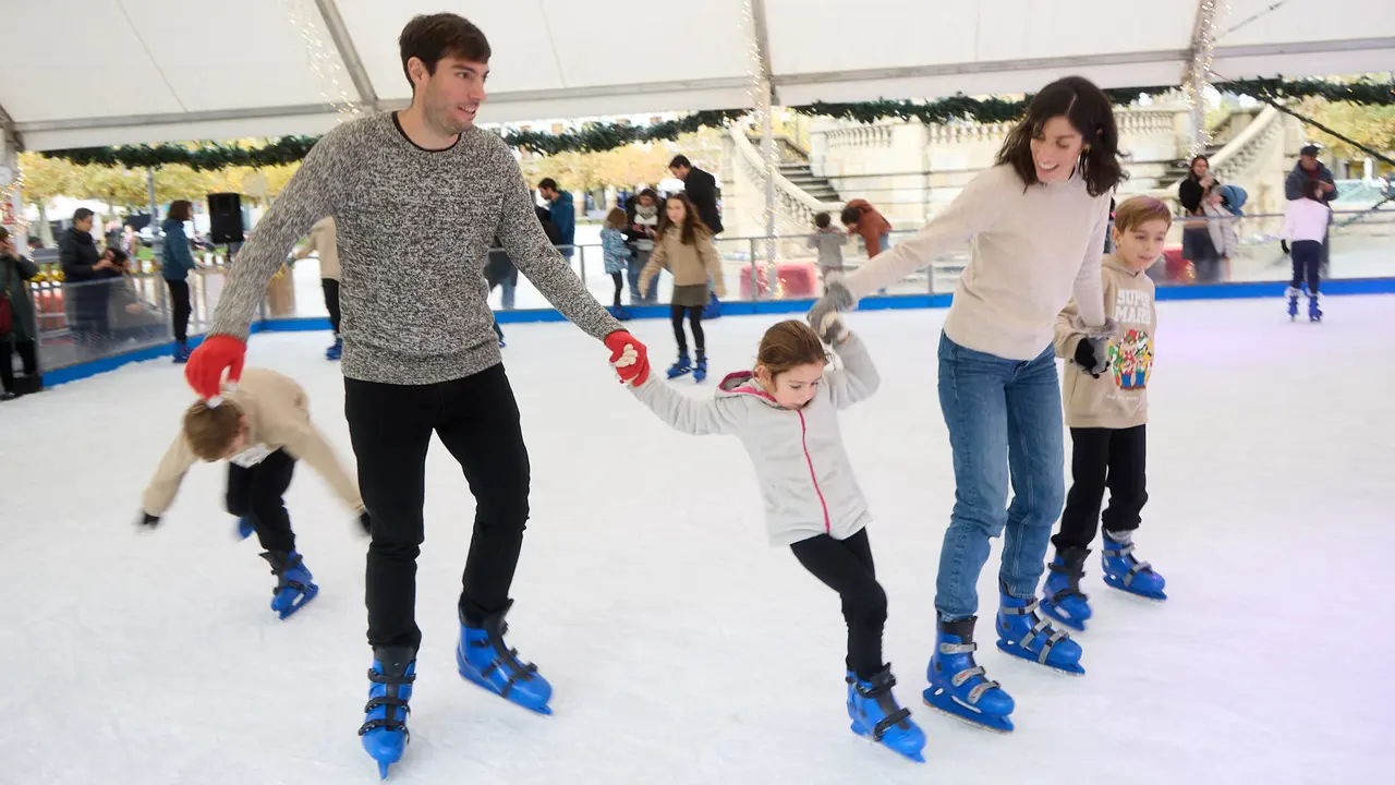 Pista de Hielo en la Plaza del Castillo de Pamplona. IÑIGO ALZUGARAY