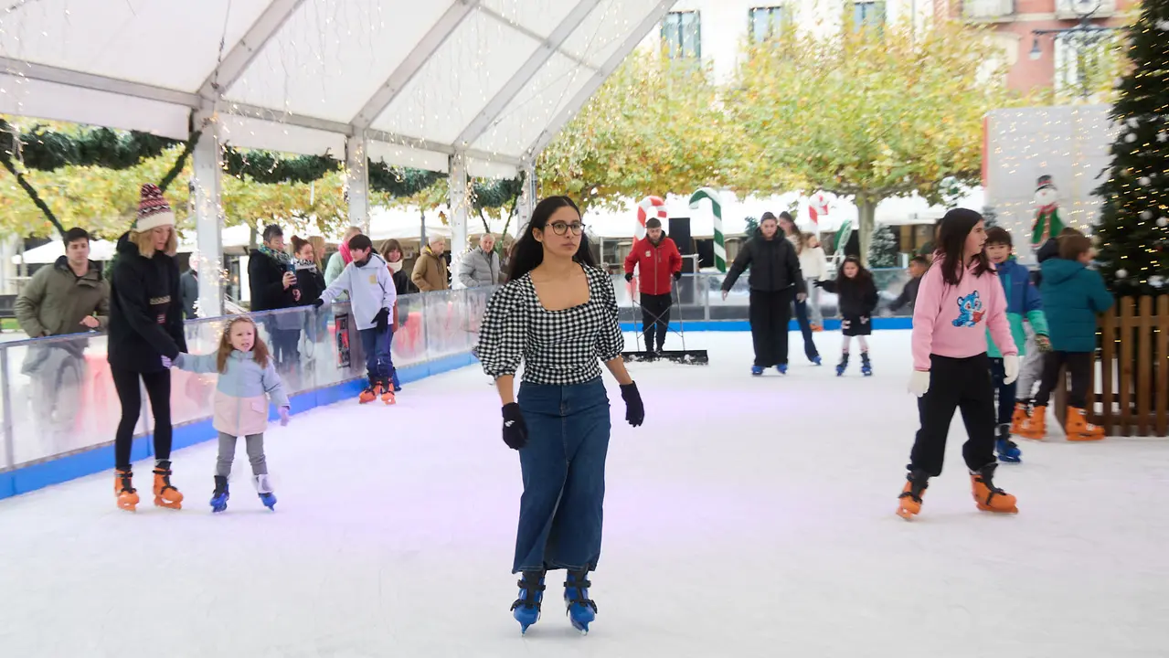 Pista de Hielo en la Plaza del Castillo de Pamplona. IÑIGO ALZUGARAY
