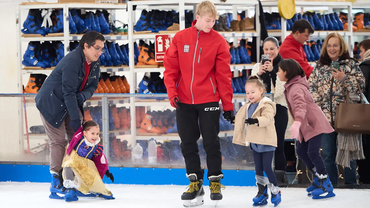 Pista de Hielo en la Plaza del Castillo de Pamplona. IÑIGO ALZUGARAY