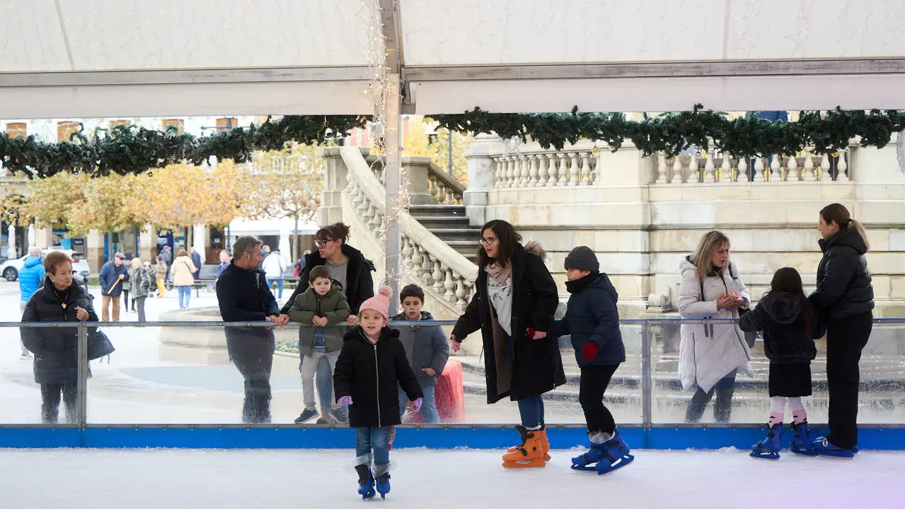 Pista de Hielo en la Plaza del Castillo de Pamplona. IÑIGO ALZUGARAY