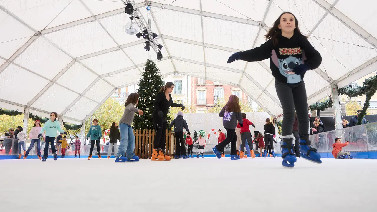 Pista de Hielo en la Plaza del Castillo de Pamplona. IÑIGO ALZUGARAY