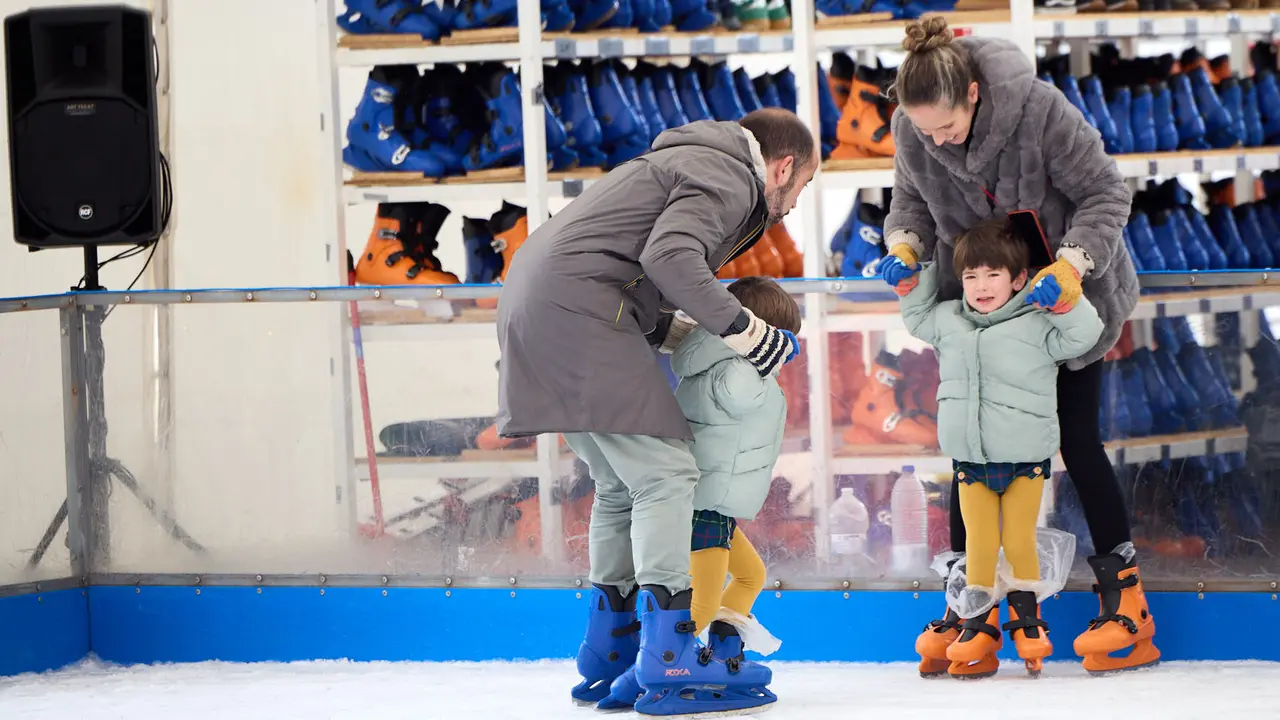 Pista de Hielo en la Plaza del Castillo de Pamplona. IÑIGO ALZUGARAY