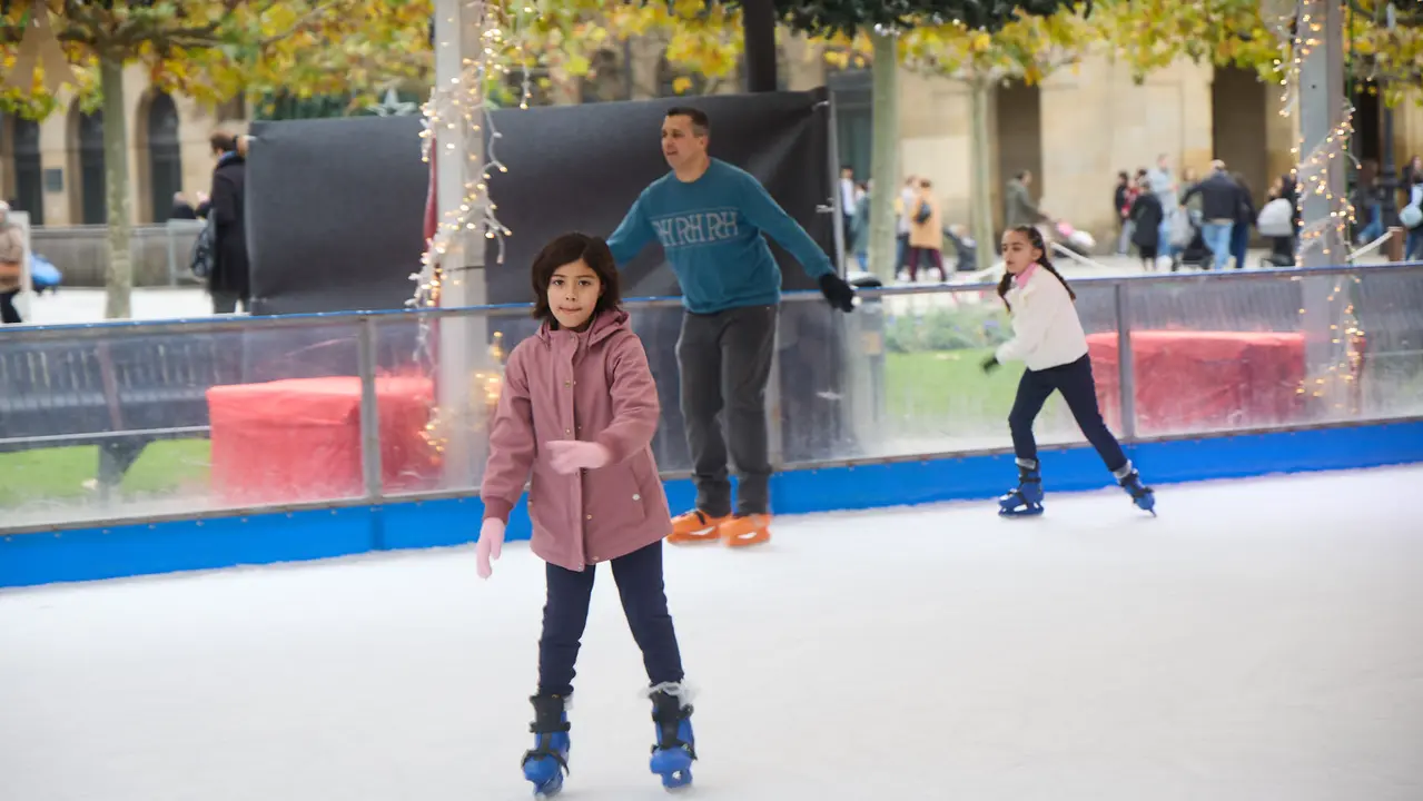 Pista de Hielo en la Plaza del Castillo de Pamplona. IÑIGO ALZUGARAY