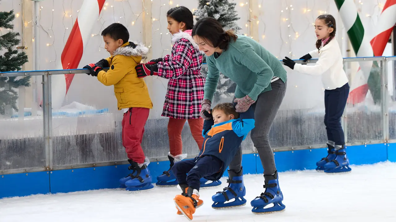 Pista de Hielo en la Plaza del Castillo de Pamplona. IÑIGO ALZUGARAY