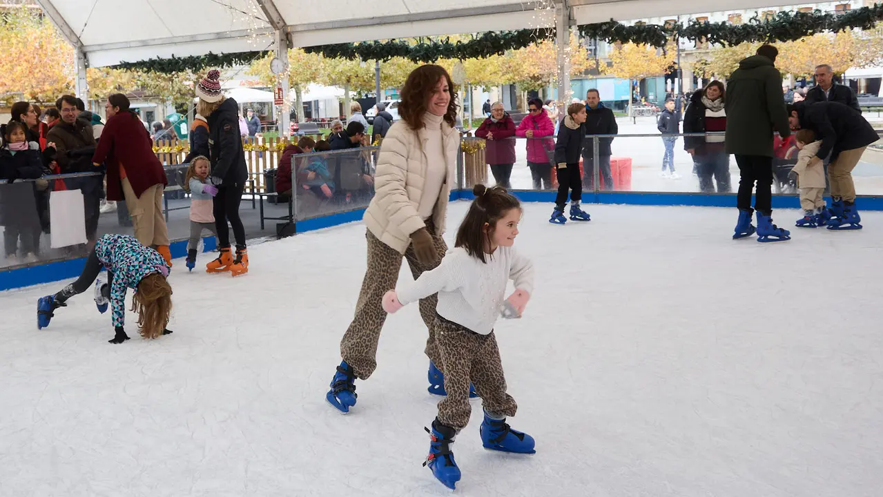 Pista de Hielo en la Plaza del Castillo de Pamplona. IÑIGO ALZUGARAY