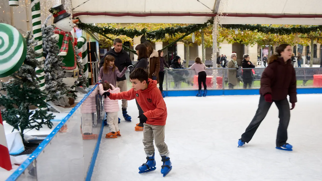 Pista de Hielo en la Plaza del Castillo de Pamplona. IÑIGO ALZUGARAY