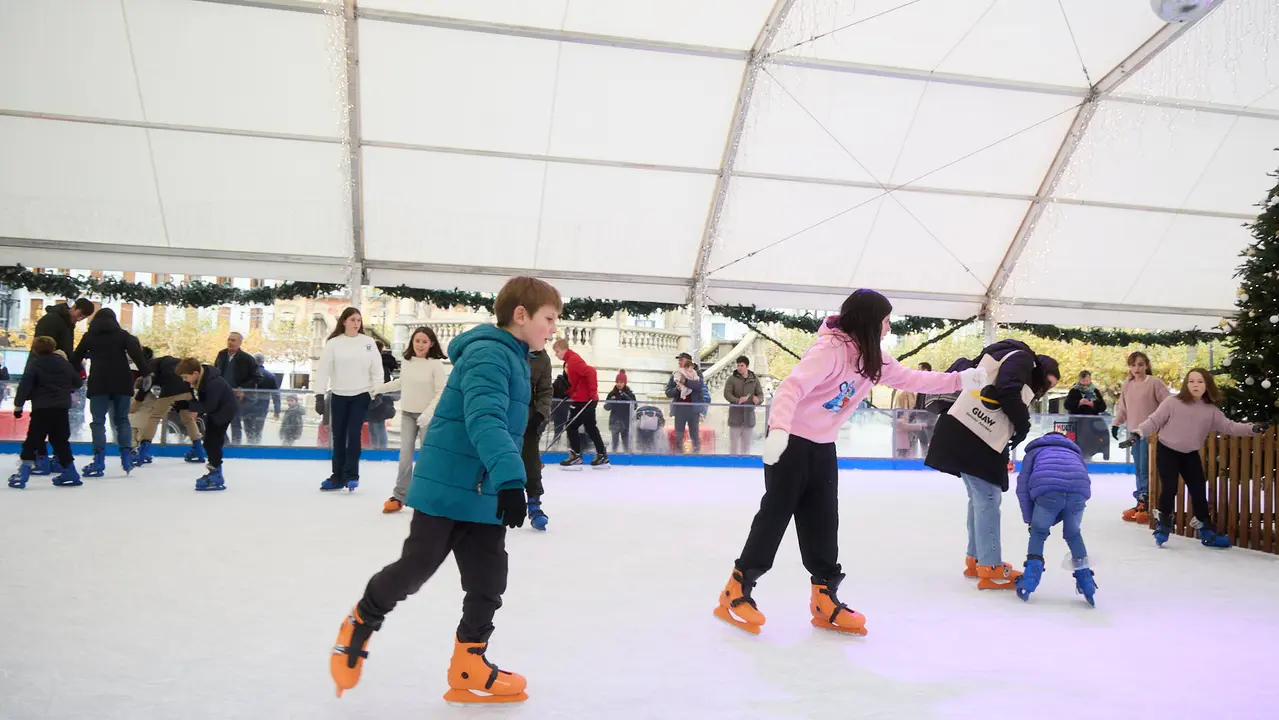 Pista de Hielo en la Plaza del Castillo de Pamplona. IÑIGO ALZUGARAY