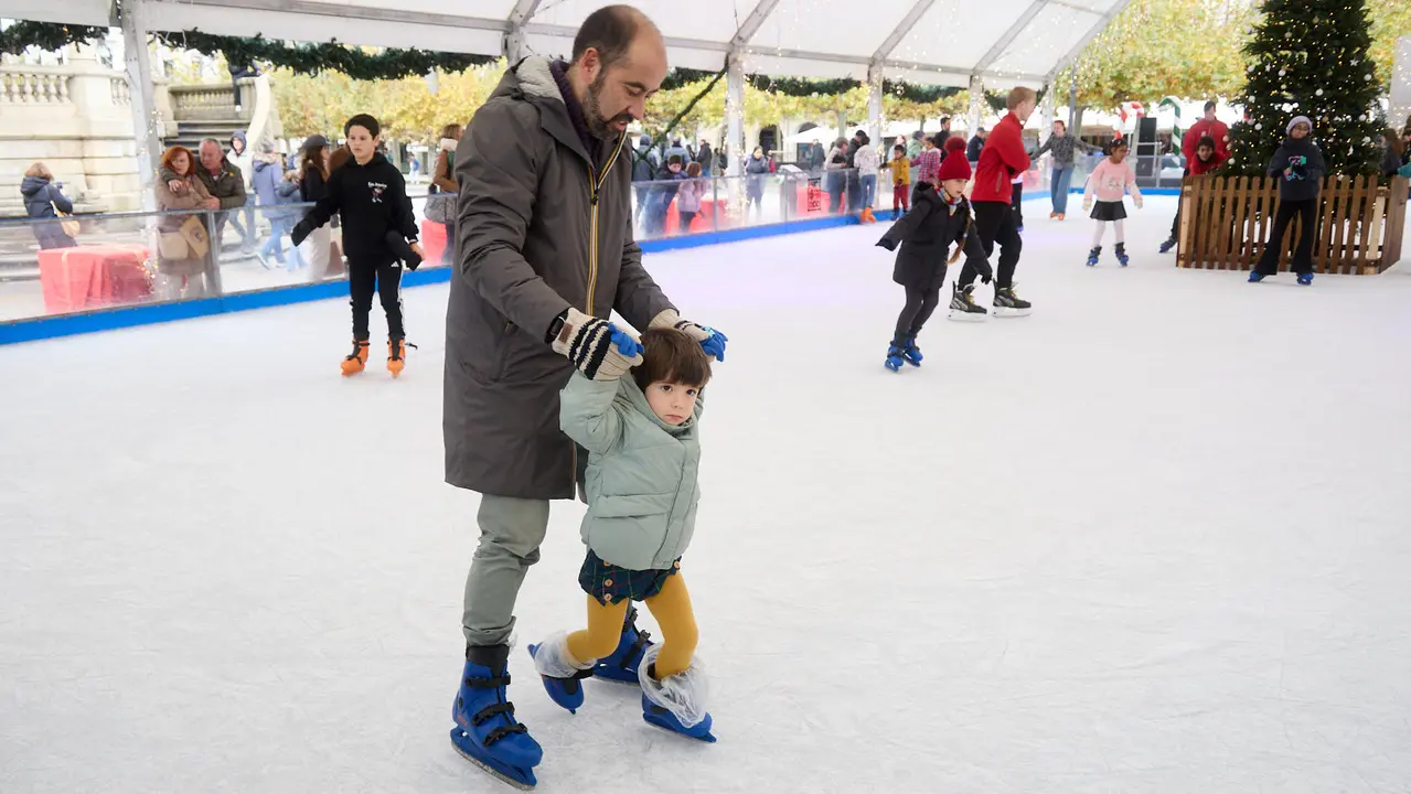 Pista de Hielo en la Plaza del Castillo de Pamplona. IÑIGO ALZUGARAY