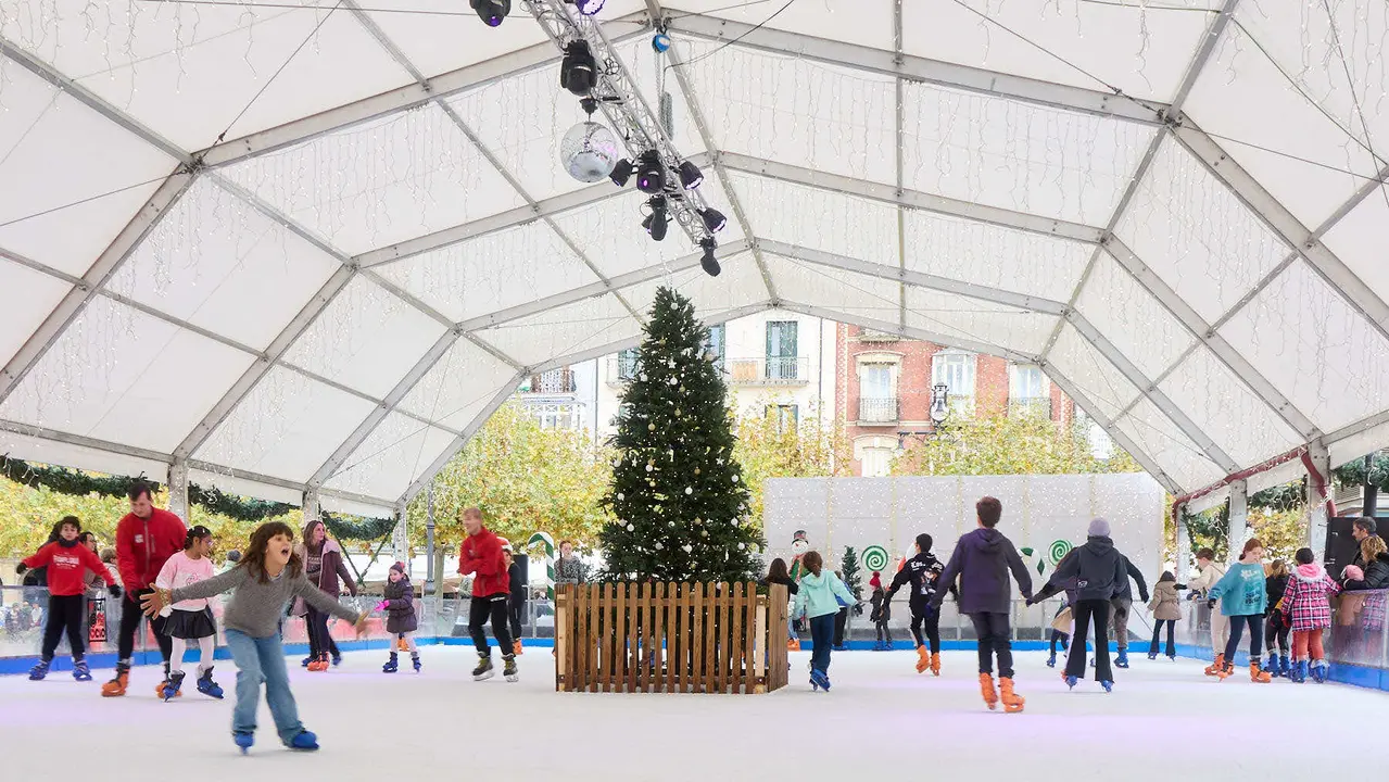 Pista de Hielo en la Plaza del Castillo de Pamplona. IÑIGO ALZUGARAY