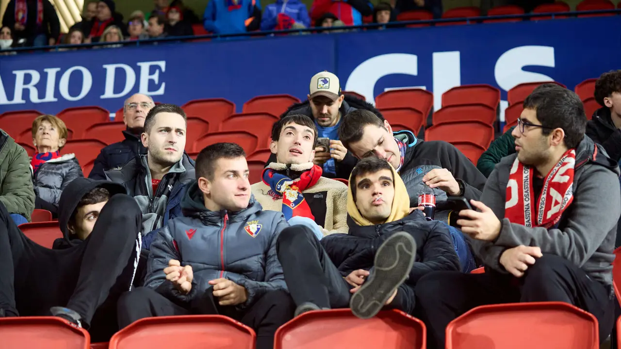 La grada del estadio de El Sadar durante el partido de La Liga EA Sports entre CA Osasuna y Levante UD disputado en Pamplona. IÑIGO ALZUGARAY
