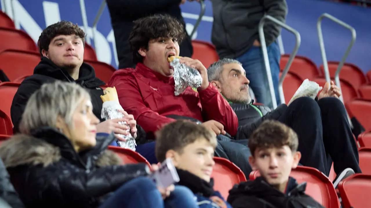 La grada del estadio de El Sadar durante el partido de La Liga EA Sports entre CA Osasuna y Levante UD disputado en Pamplona. IÑIGO ALZUGARAY