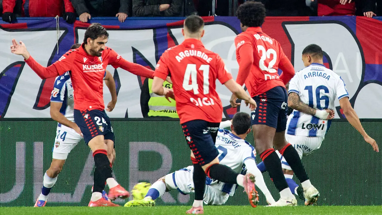 Partido de La Liga EA Sports entre CA Osasuna y Levante UD disputado en el estadio de El Sadar en Pamplona. IÑIGO ALZUGARAY