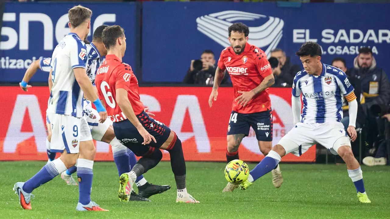 Partido de La Liga EA Sports entre CA Osasuna y Levante UD disputado en el estadio de El Sadar en Pamplona. IÑIGO ALZUGARAY