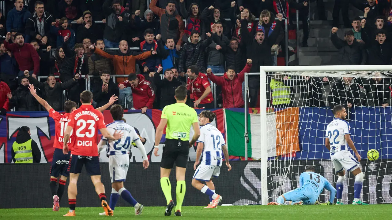 Los jugadores de Osasuna celebran el gol de Víctor Muñoz (1-0) durante el partido de La Liga EA Sports entre CA Osasuna y Levante UD disputado en el estadio de El Sadar en Pamplona. IÑIGO ALZUGARAY