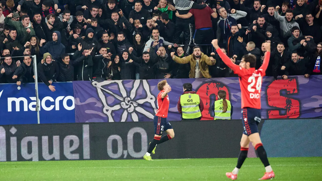 Los jugadores de Osasuna celebran el gol de Víctor Muñoz (1-0) durante el partido de La Liga EA Sports entre CA Osasuna y Levante UD disputado en el estadio de El Sadar en Pamplona. IÑIGO ALZUGARAY