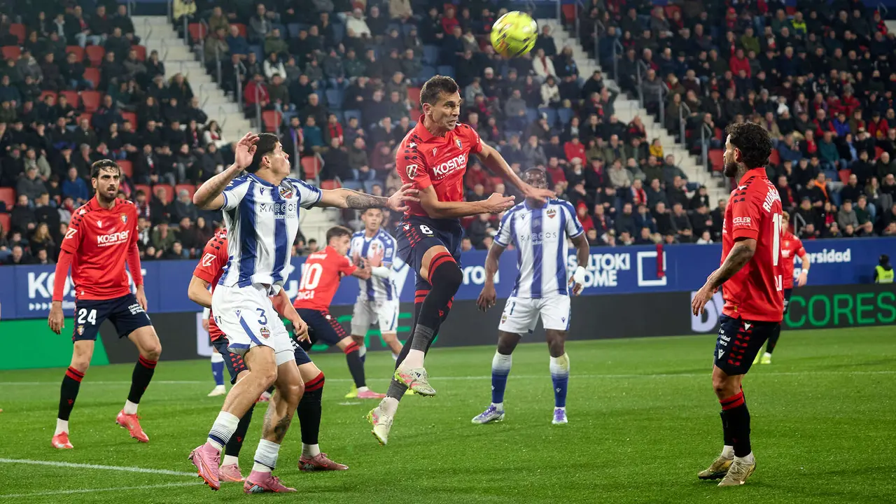 Partido de La Liga EA Sports entre CA Osasuna y Levante UD disputado en el estadio de El Sadar en Pamplona. IÑIGO ALZUGARAY