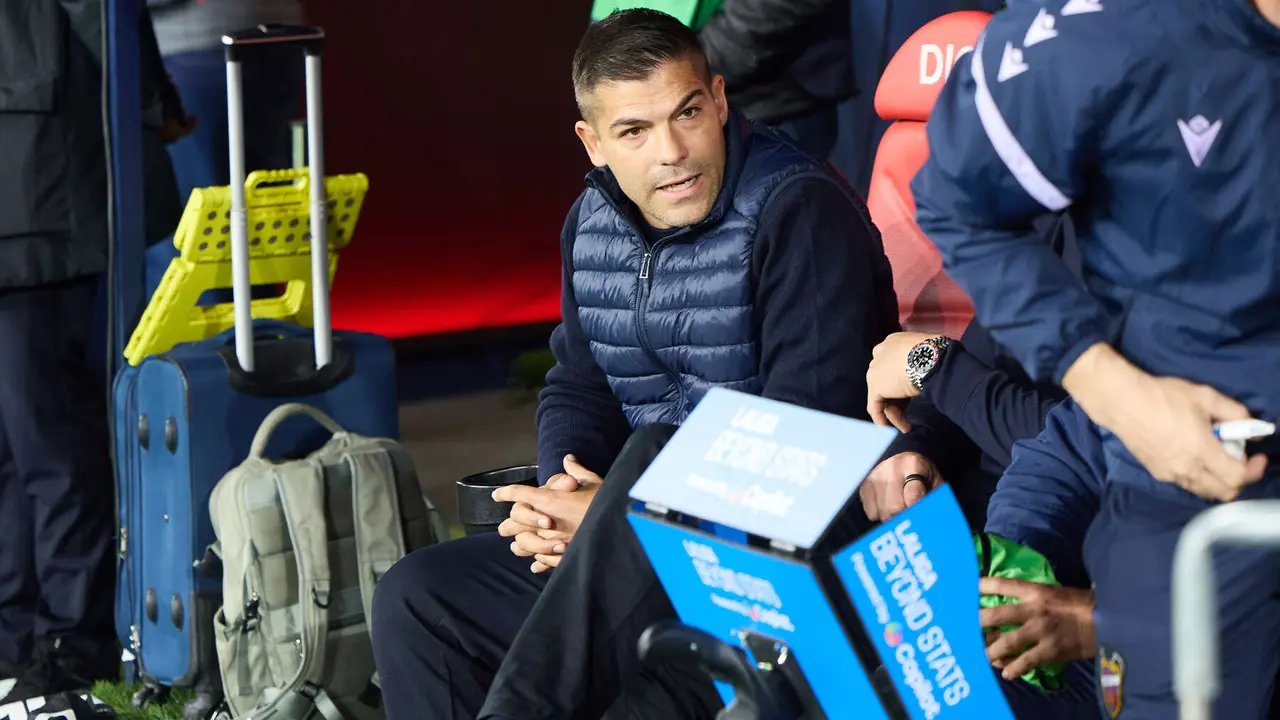 Álvaro Del Moral (entrenador Levante UD) durante el partido de La Liga EA Sports entre CA Osasuna y Levante UD disputado en el estadio de El Sadar en Pamplona. IÑIGO ALZUGARAY