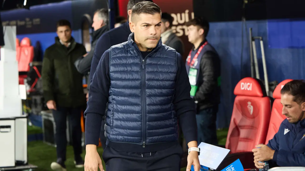 Álvaro Del Moral (entrenador Levante UD) durante el partido de La Liga EA Sports entre CA Osasuna y Levante UD disputado en el estadio de El Sadar en Pamplona. IÑIGO ALZUGARAY