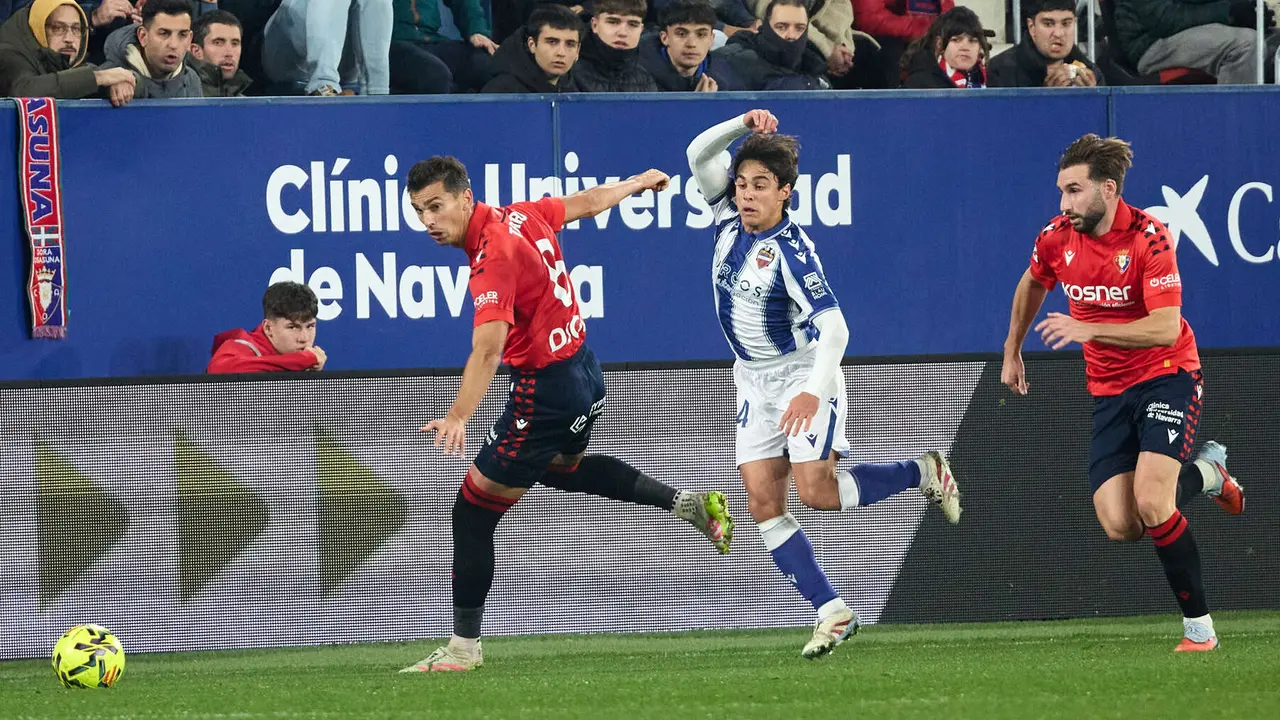 Partido de La Liga EA Sports entre CA Osasuna y Levante UD disputado en el estadio de El Sadar en Pamplona. IÑIGO ALZUGARAY