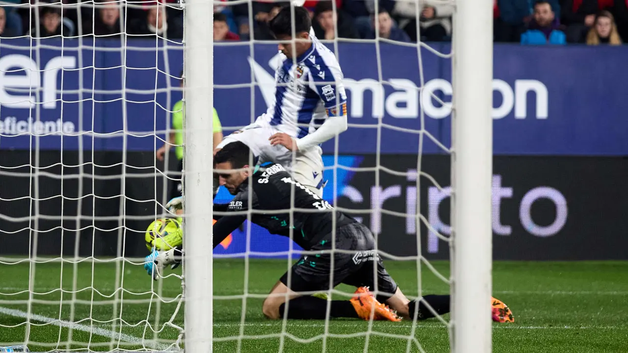 Sergio Herrera (1. CA Osasuna) y Roger Brugué (7. Levante UD) durante el partido de La Liga EA Sports entre CA Osasuna y Levante UD disputado en el estadio de El Sadar en Pamplona. IÑIGO ALZUGARAY