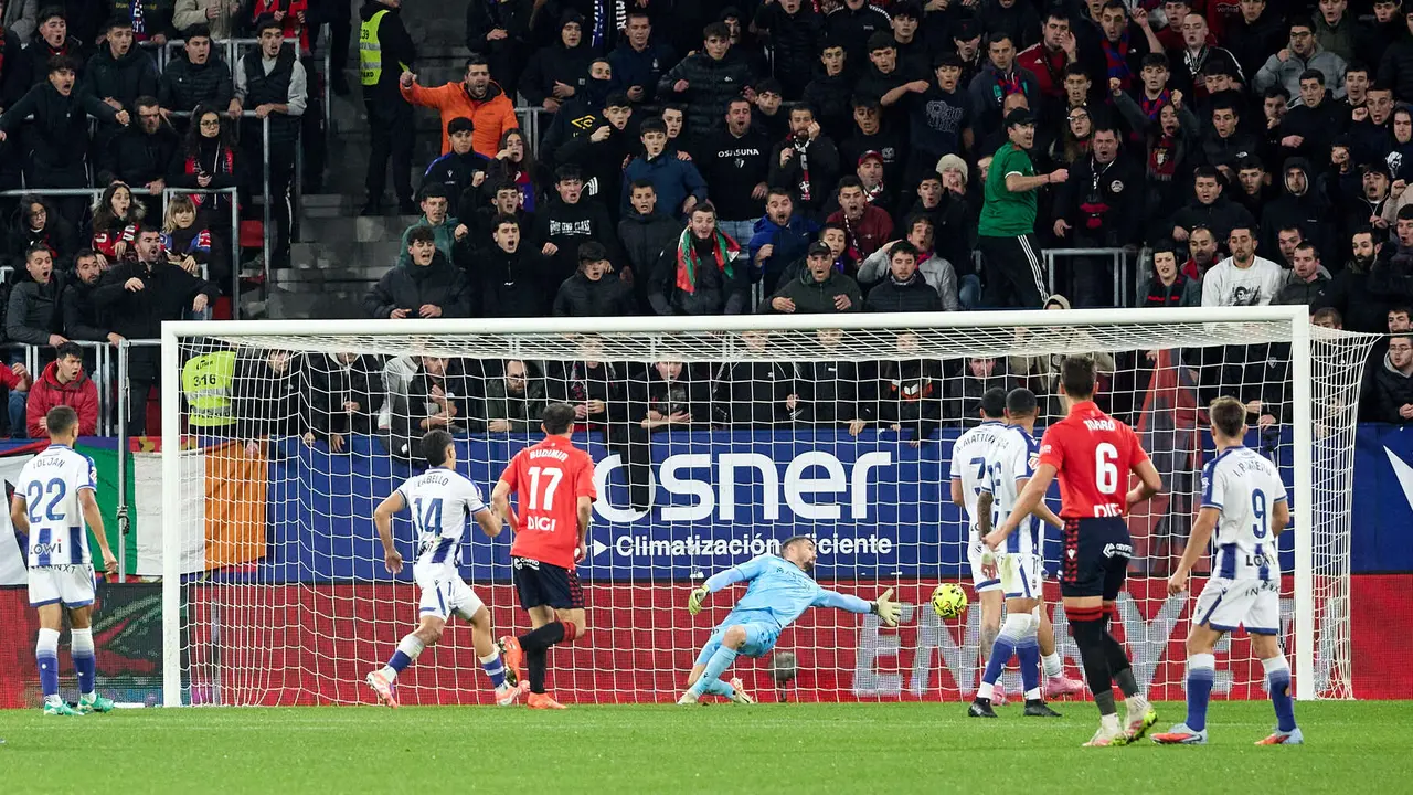 Los jugadores de Osasuna celebran el gol de Rubén García (2-0) durante el partido de La Liga EA Sports entre CA Osasuna y Levante UD disputado en el estadio de El Sadar en Pamplona. IÑIGO ALZUGARAY