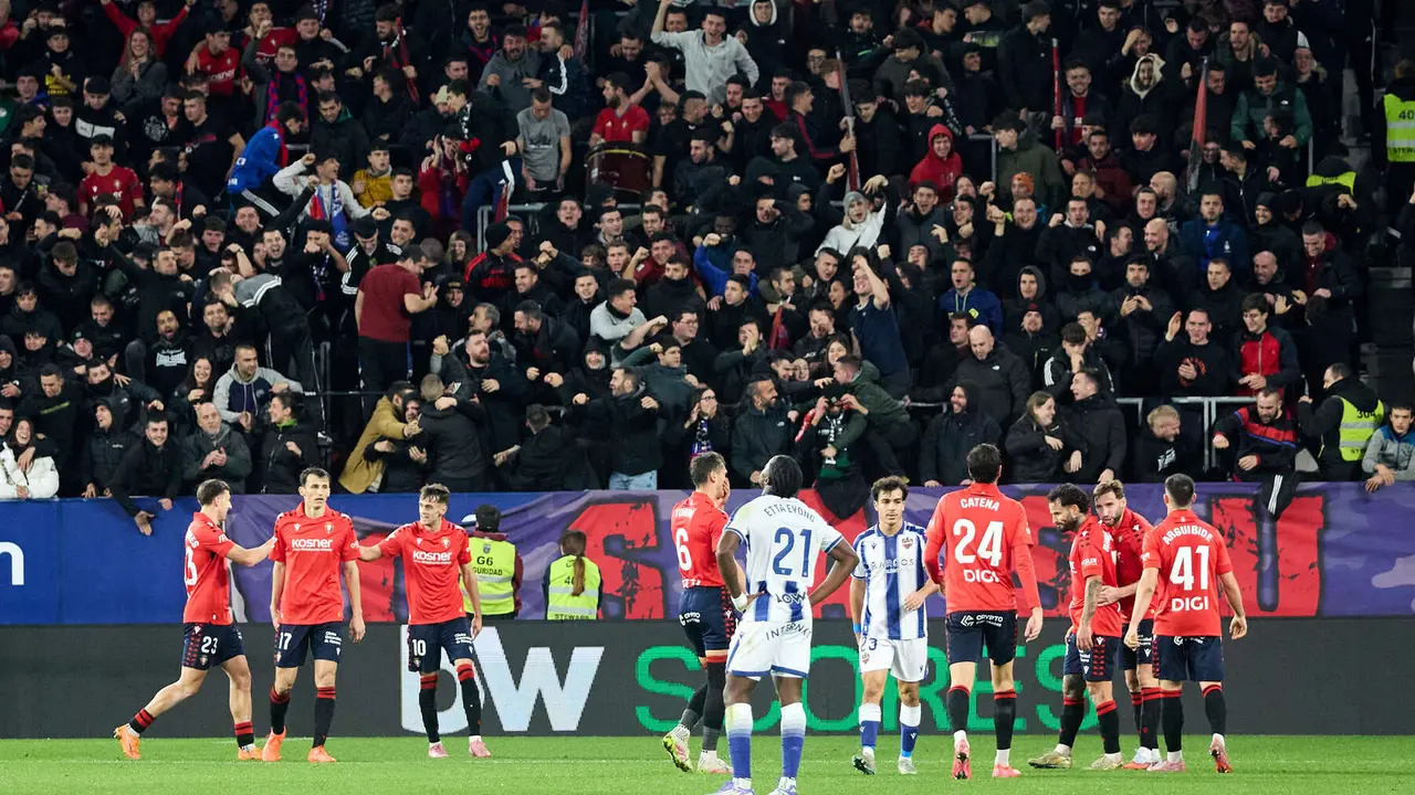 Los jugadores de Osasuna celebran el gol de Rubén García (2-0) durante el partido de La Liga EA Sports entre CA Osasuna y Levante UD disputado en el estadio de El Sadar en Pamplona. IÑIGO ALZUGARAY