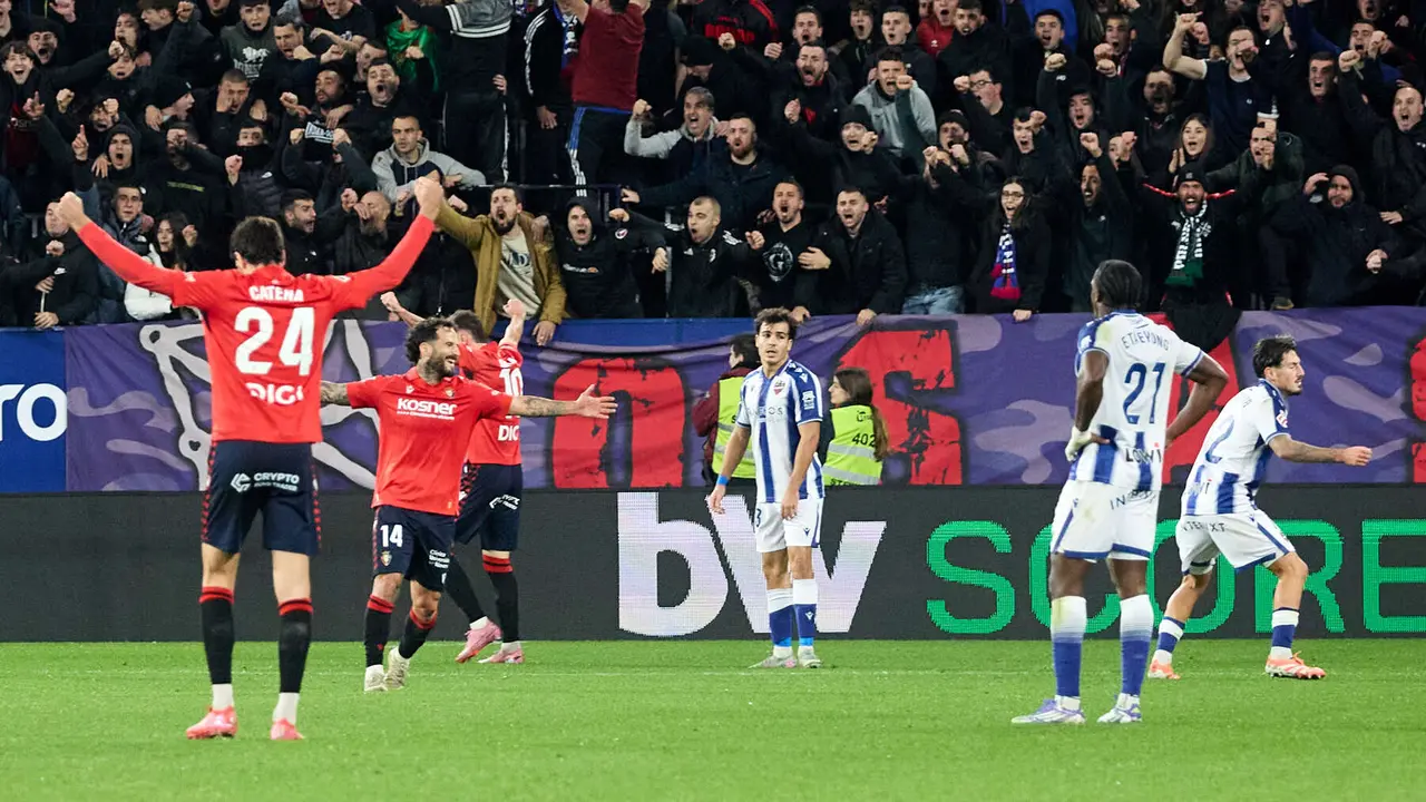 Los jugadores de Osasuna celebran el gol de Rubén García (2-0) durante el partido de La Liga EA Sports entre CA Osasuna y Levante UD disputado en el estadio de El Sadar en Pamplona. IÑIGO ALZUGARAY