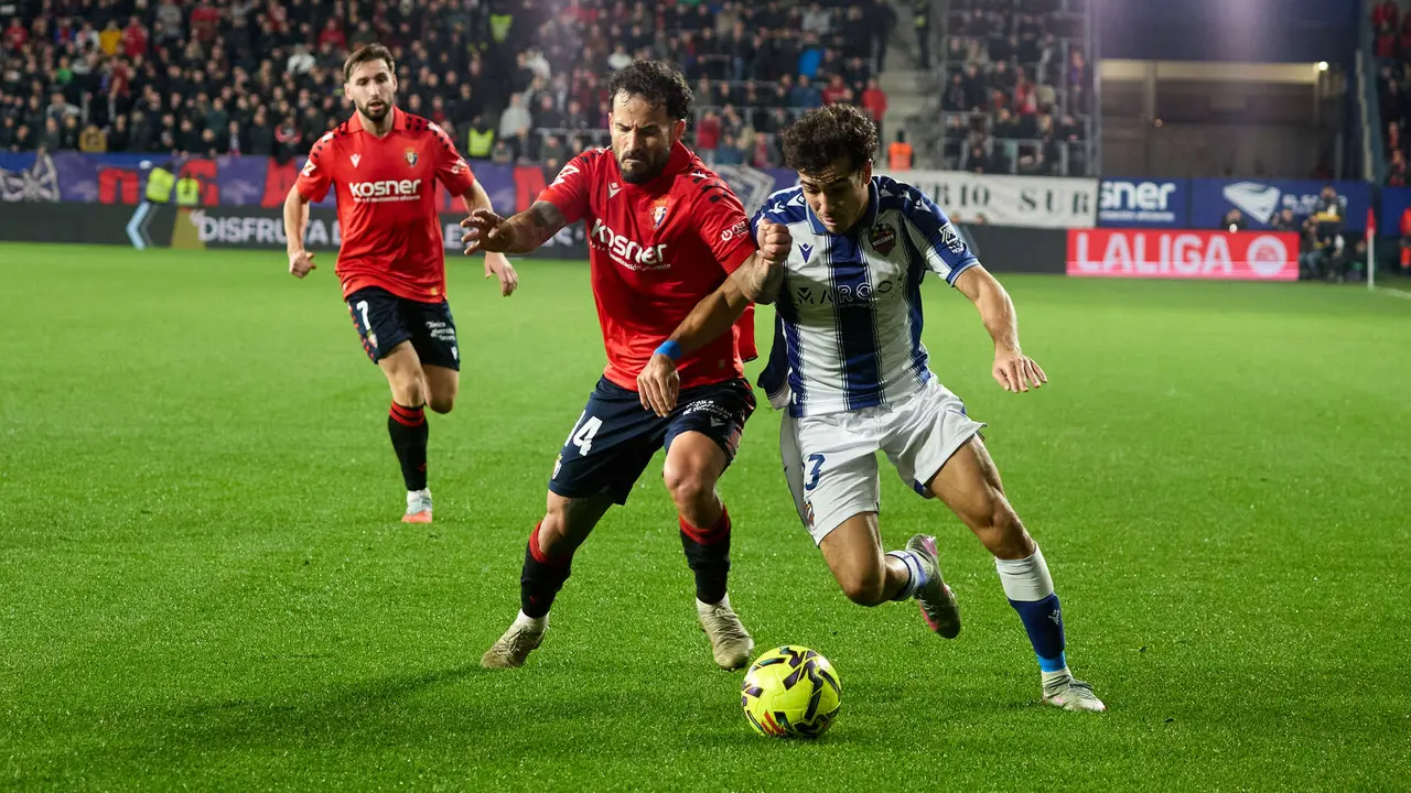 Jon Moncayola (7. CA Osasuna), Rubén García (14. CA Osasuna) y Alan Matturro (3. Levante UD) durante el partido de La Liga EA Sports entre CA Osasuna y Levante UD disputado en el estadio de El Sadar en Pamplona. IÑIGO ALZUGARAY