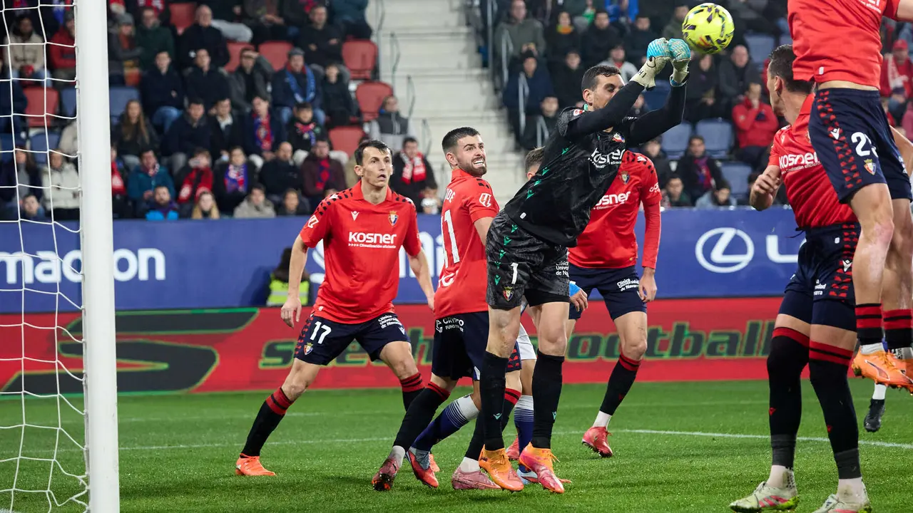 Partido de La Liga EA Sports entre CA Osasuna y Levante UD disputado en el estadio de El Sadar en Pamplona. IÑIGO ALZUGARAY