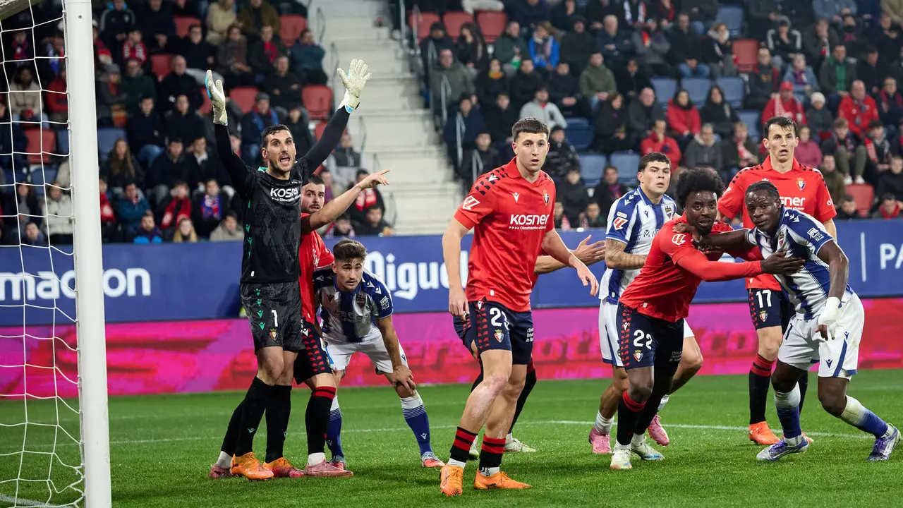 Partido de La Liga EA Sports entre CA Osasuna y Levante UD disputado en el estadio de El Sadar en Pamplona. IÑIGO ALZUGARAY