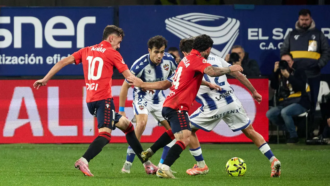 Partido de La Liga EA Sports entre CA Osasuna y Levante UD disputado en el estadio de El Sadar en Pamplona. IÑIGO ALZUGARAY