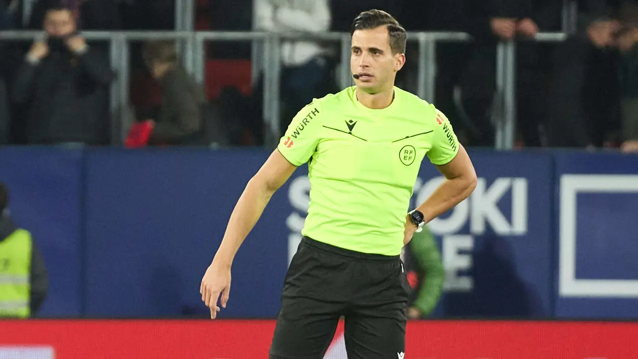 José Luis Guzmán (árbitro del partido) durante el partido de La Liga EA Sports entre CA Osasuna y Levante UD disputado en el estadio de El Sadar en Pamplona. IÑIGO ALZUGARAY