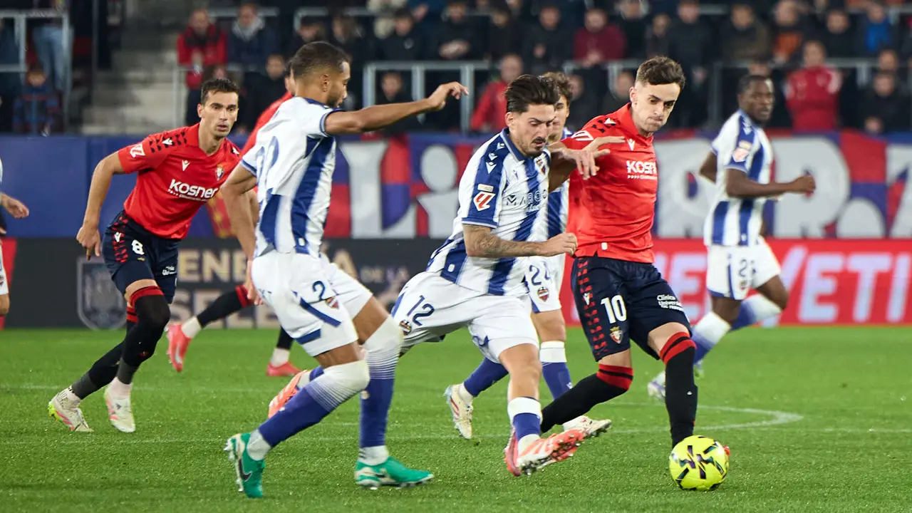 Partido de La Liga EA Sports entre CA Osasuna y Levante UD disputado en el estadio de El Sadar en Pamplona. IÑIGO ALZUGARAY