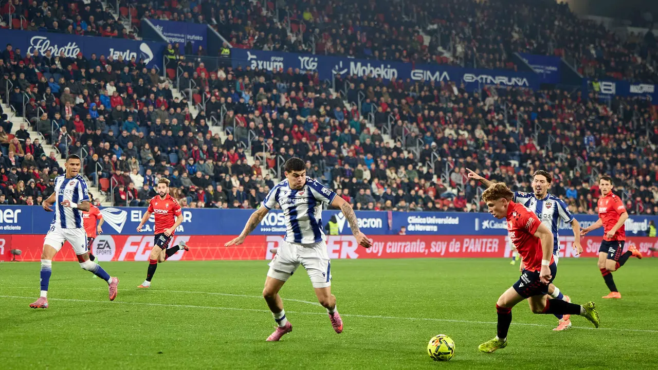 Partido de La Liga EA Sports entre CA Osasuna y Levante UD disputado en el estadio de El Sadar en Pamplona. IÑIGO ALZUGARAY