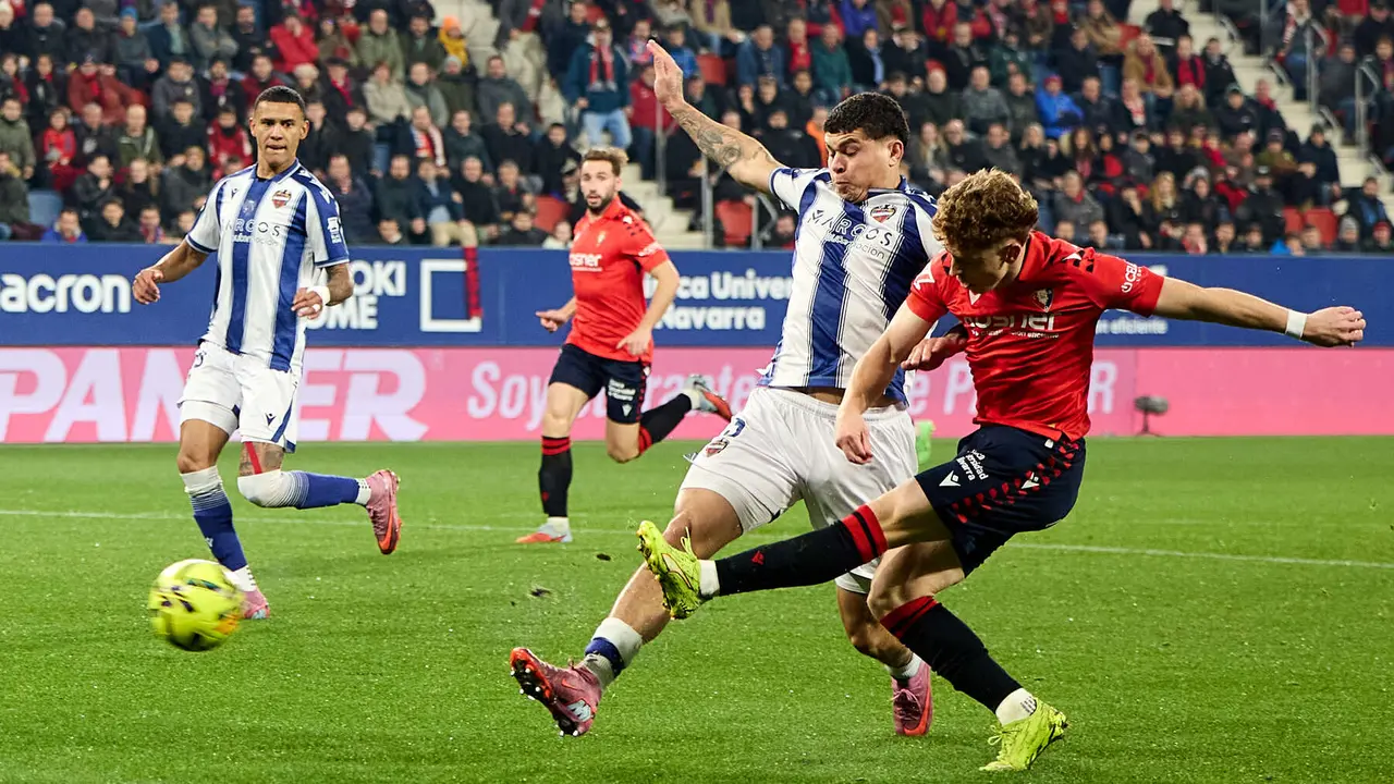 Partido de La Liga EA Sports entre CA Osasuna y Levante UD disputado en el estadio de El Sadar en Pamplona. IÑIGO ALZUGARAY