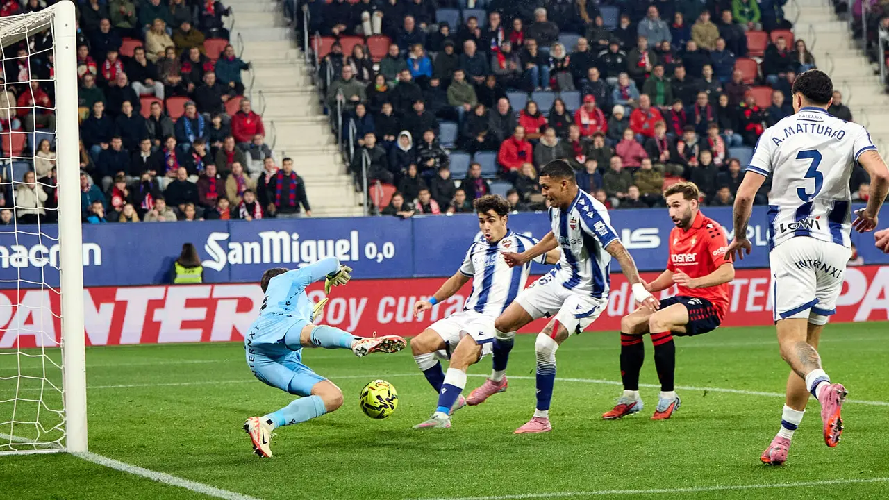 Partido de La Liga EA Sports entre CA Osasuna y Levante UD disputado en el estadio de El Sadar en Pamplona. IÑIGO ALZUGARAY