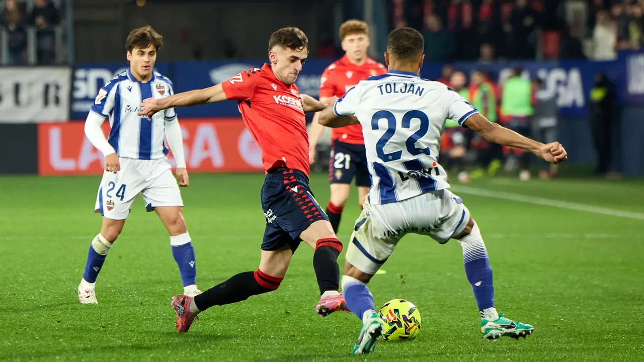 Aimar Oroz (10. CA Osasuna) y Jeremy Toljan (22. Levante UD) durante el partido de La Liga EA Sports entre CA Osasuna y Levante UD disputado en el estadio de El Sadar en Pamplona. IÑIGO ALZUGARAY