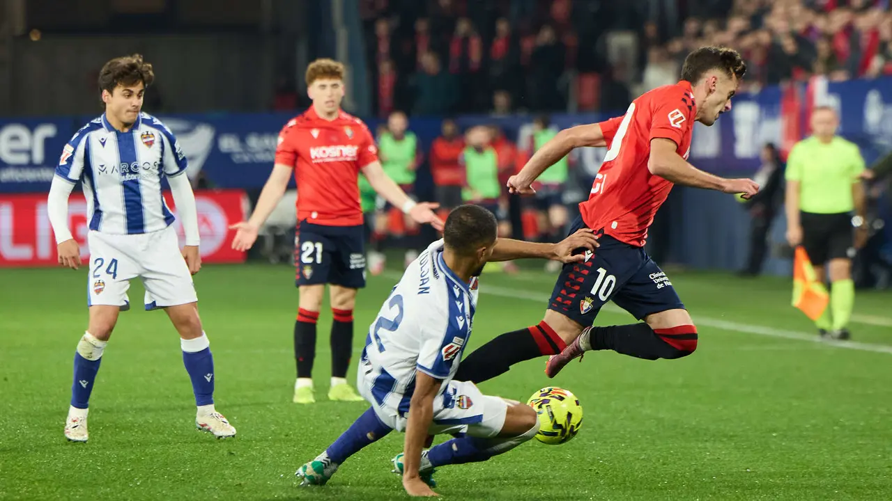 Aimar Oroz (10. CA Osasuna) y Jeremy Toljan (22. Levante UD) durante el partido de La Liga EA Sports entre CA Osasuna y Levante UD disputado en el estadio de El Sadar en Pamplona. IÑIGO ALZUGARAY