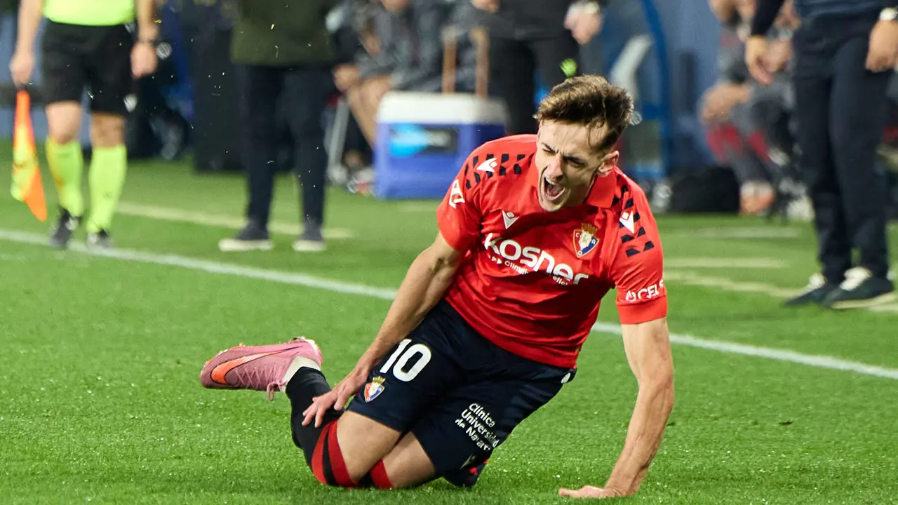 Aimar Oroz (10. CA Osasuna) durante el partido de La Liga EA Sports entre CA Osasuna y Levante UD disputado en el estadio de El Sadar en Pamplona. IÑIGO ALZUGARAY