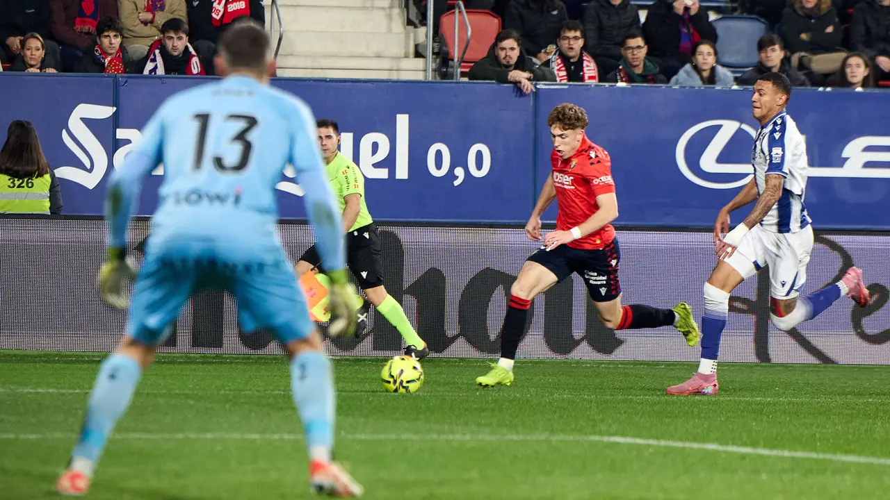 Víctor Muñoz (21. CA Osasuna) durante el partido de La Liga EA Sports entre CA Osasuna y Levante UD disputado en el estadio de El Sadar en Pamplona. IÑIGO ALZUGARAY