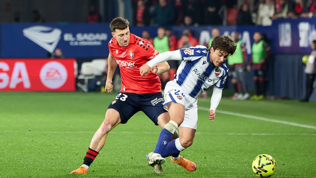 Abel Bretones (23. CA Osasuna) y Carlos Álvarez (24. Levante UD) durante el partido de La Liga EA Sports entre CA Osasuna y Levante UD disputado en el estadio de El Sadar en Pamplona. IÑIGO ALZUGARAY