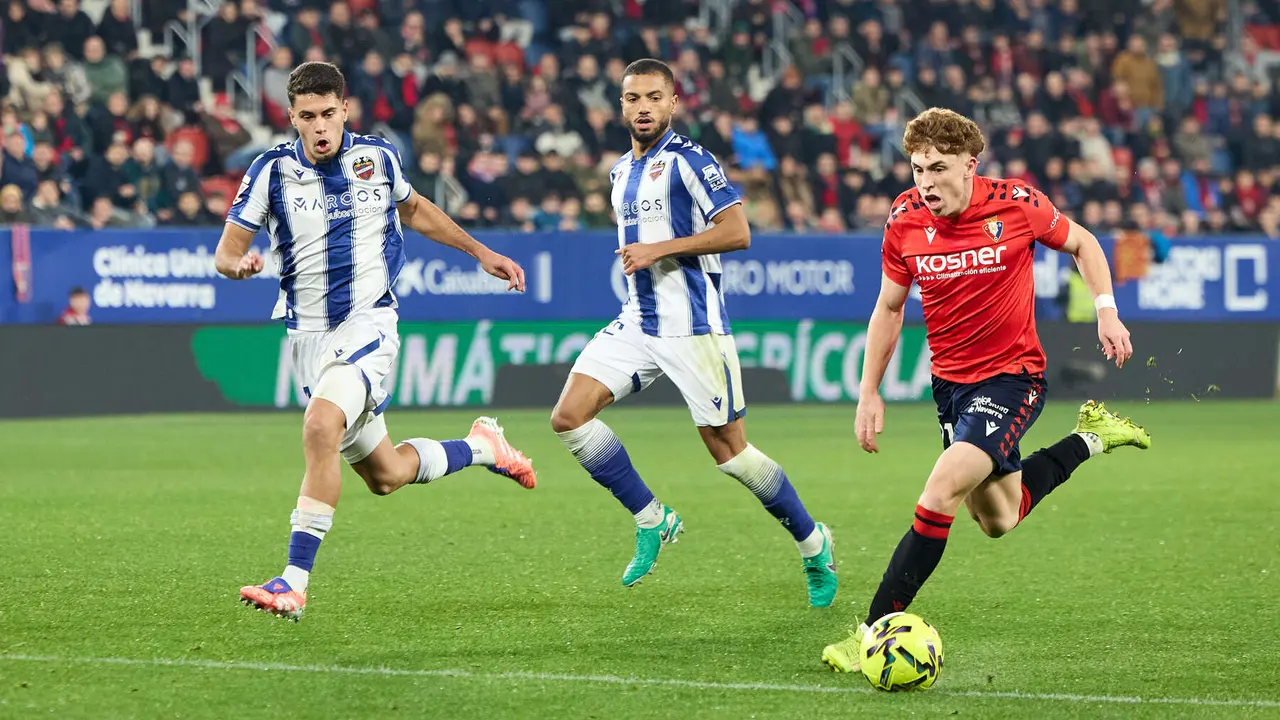 Víctor Muñoz (21. CA Osasuna) durante el partido de La Liga EA Sports entre CA Osasuna y Levante UD disputado en el estadio de El Sadar en Pamplona. IÑIGO ALZUGARAY