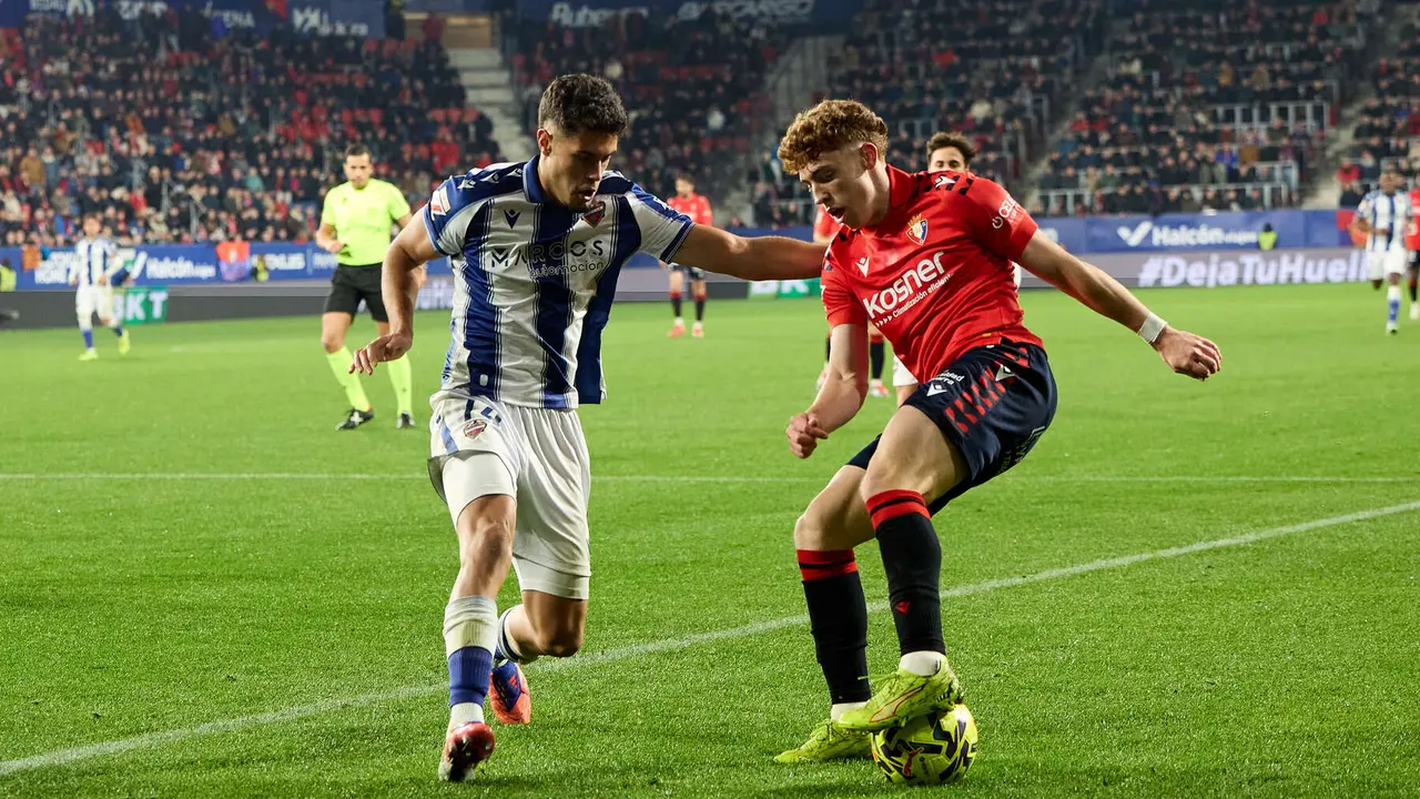 Jorge Cabello (14. Levante UD) y Víctor Muñoz (21. CA Osasuna) durante el partido de La Liga EA Sports entre CA Osasuna y Levante UD disputado en el estadio de El Sadar en Pamplona. IÑIGO ALZUGARAY