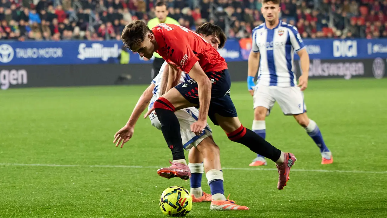 Unai Vencedor (12. Levante UD) y Aimar Oroz (10. CA Osasuna) durante el partido de La Liga EA Sports entre CA Osasuna y Levante UD disputado en el estadio de El Sadar en Pamplona. IÑIGO ALZUGARAY