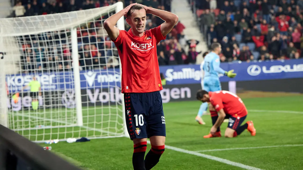 Aimar Oroz (10. CA Osasuna) durante el partido de La Liga EA Sports entre CA Osasuna y Levante UD disputado en el estadio de El Sadar en Pamplona. IÑIGO ALZUGARAY