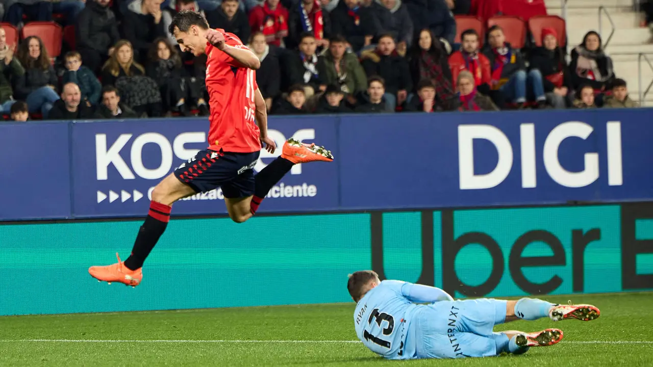 Ante Budimir (17. CA Osasuna) y Mathew Ryan (13. Levante UD) durante el partido de La Liga EA Sports entre CA Osasuna y Levante UD disputado en el estadio de El Sadar en Pamplona. IÑIGO ALZUGARAY