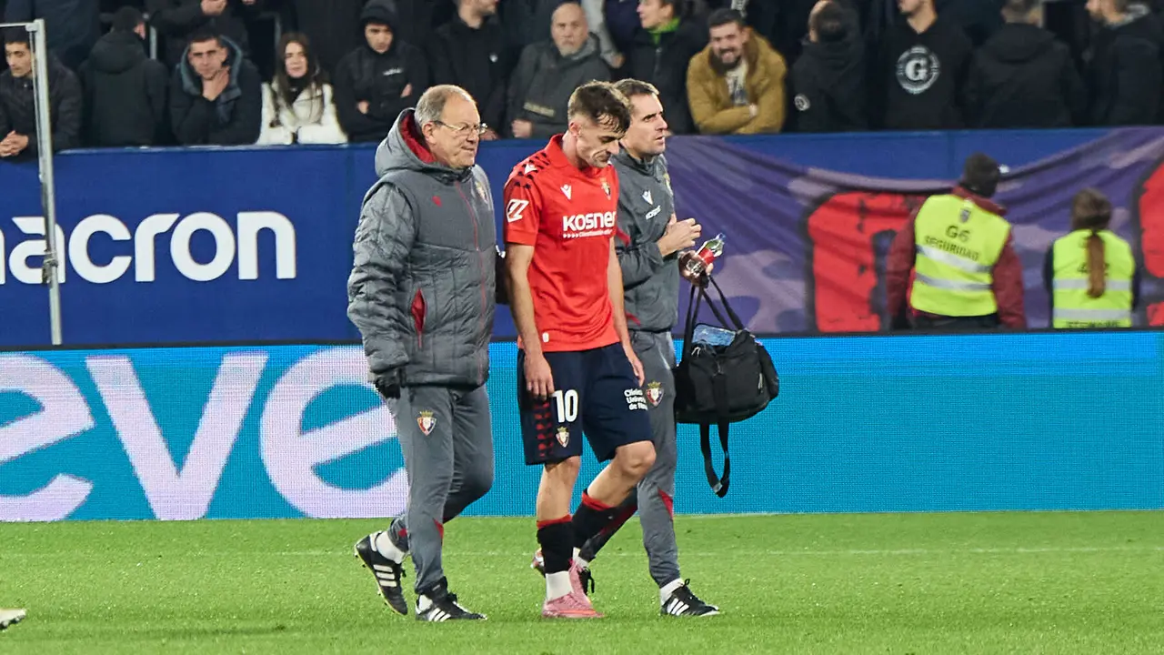 Aimar Oroz (10. CA Osasuna) durante el partido de La Liga EA Sports entre CA Osasuna y Levante UD disputado en el estadio de El Sadar en Pamplona. IÑIGO ALZUGARAY