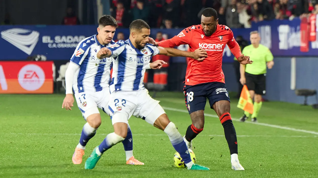 Víctor García (17. Levante UD), Jeremy Toljan (22. Levante UD) y Sheraldo Becker (18. CA Osasuna) durante el partido de La Liga EA Sports entre CA Osasuna y Levante UD disputado en el estadio de El Sadar en Pamplona. IÑIGO ALZUGARAY